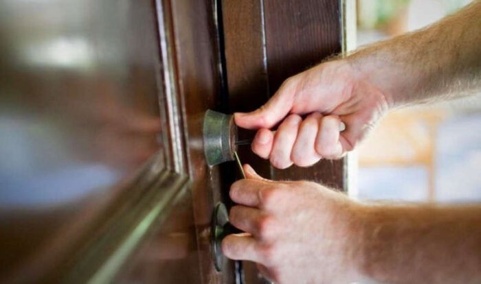 Urgent locksmith for opening doors