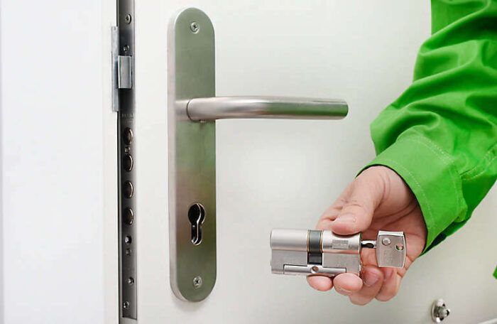 Locksmith to change locks